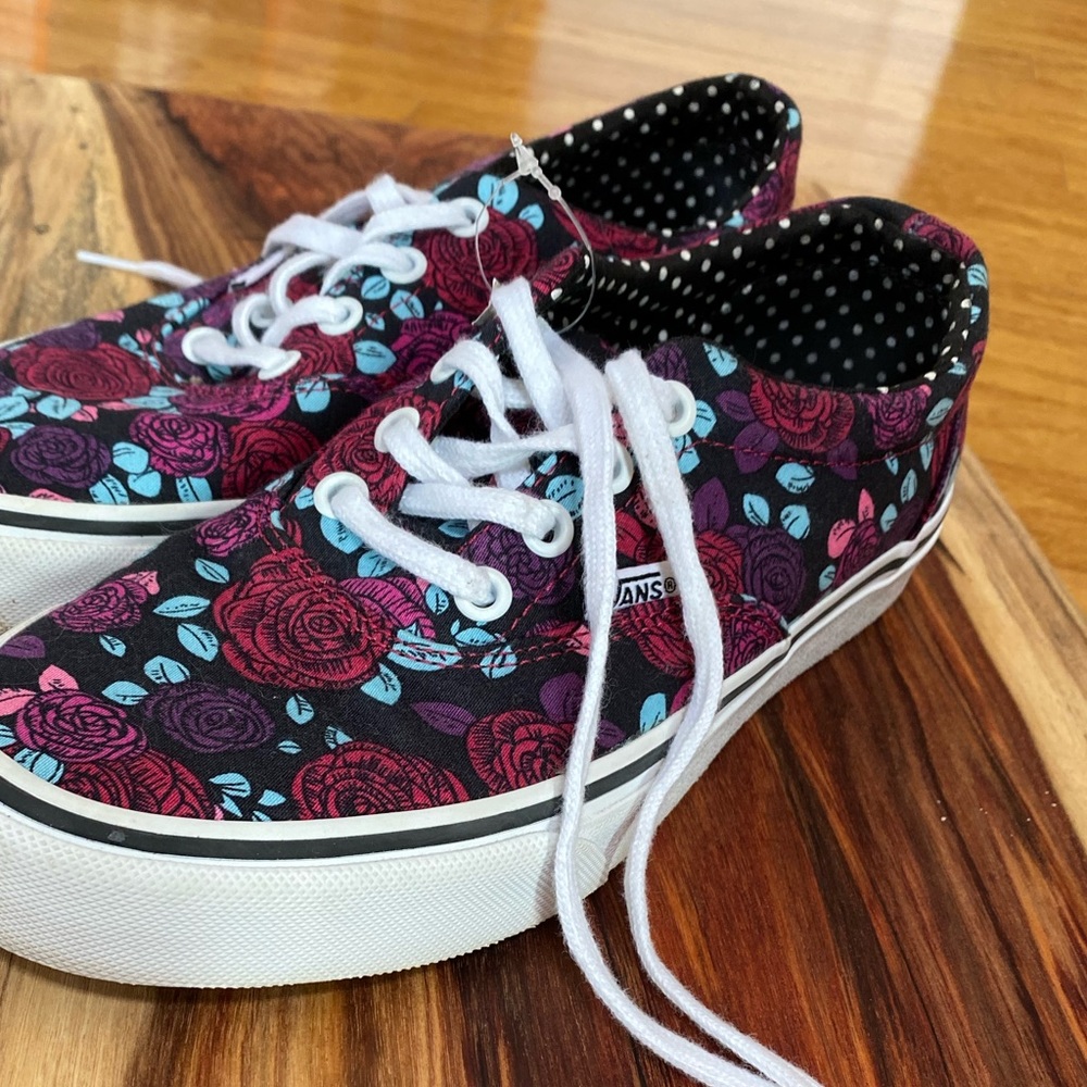 **SOLD** Vans Off The Wall floral lace up size 7